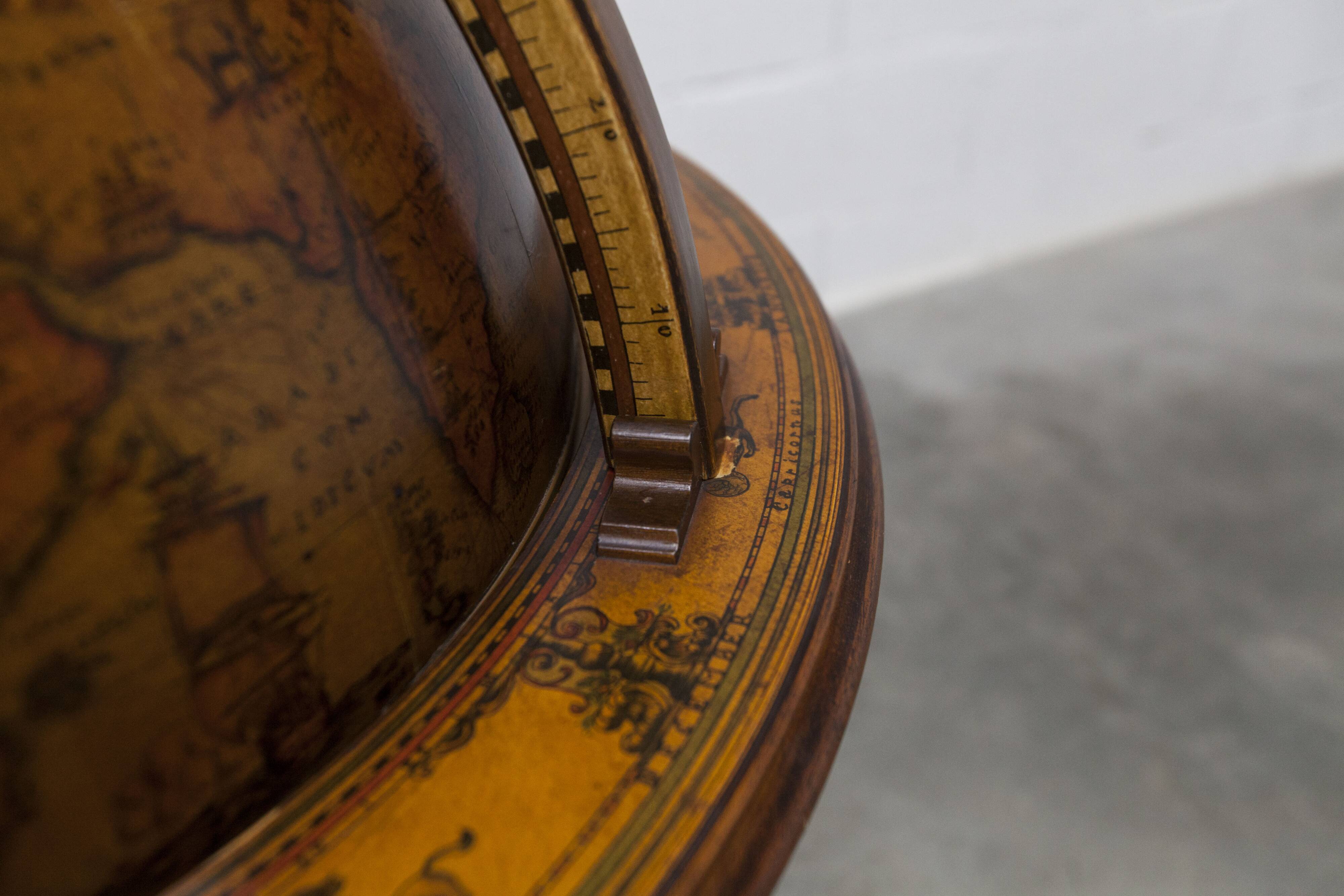 Bar globe maps rolling world