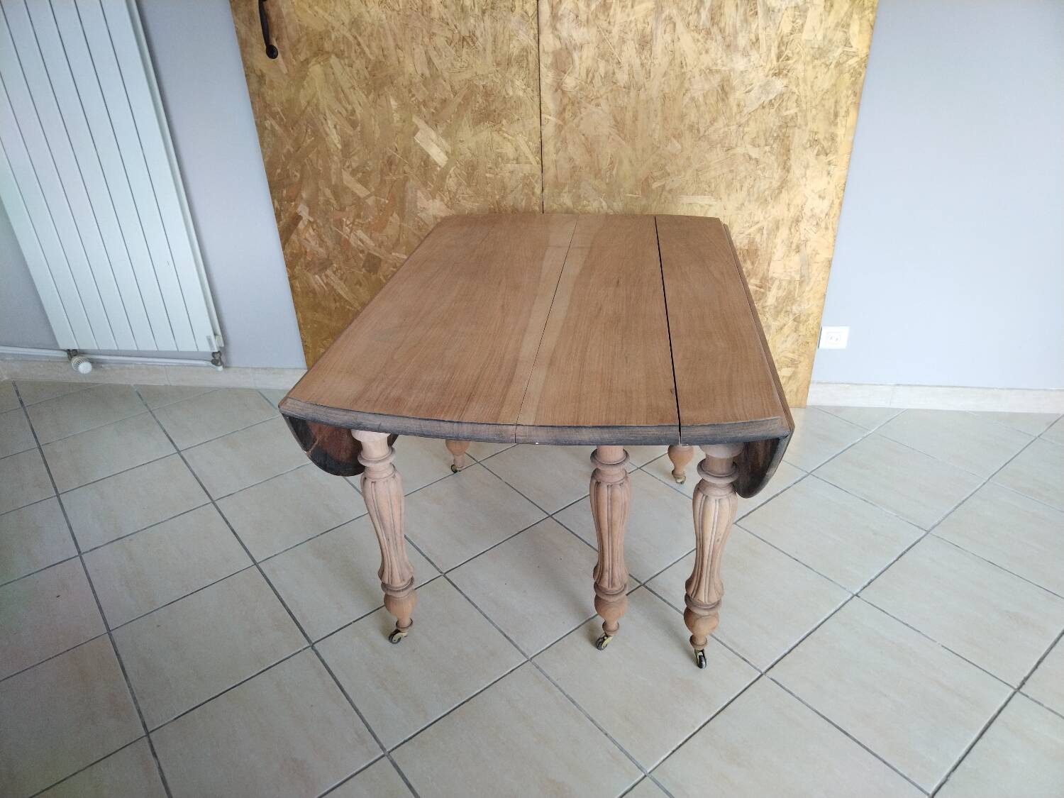 Large oval table in solid walnut renovated