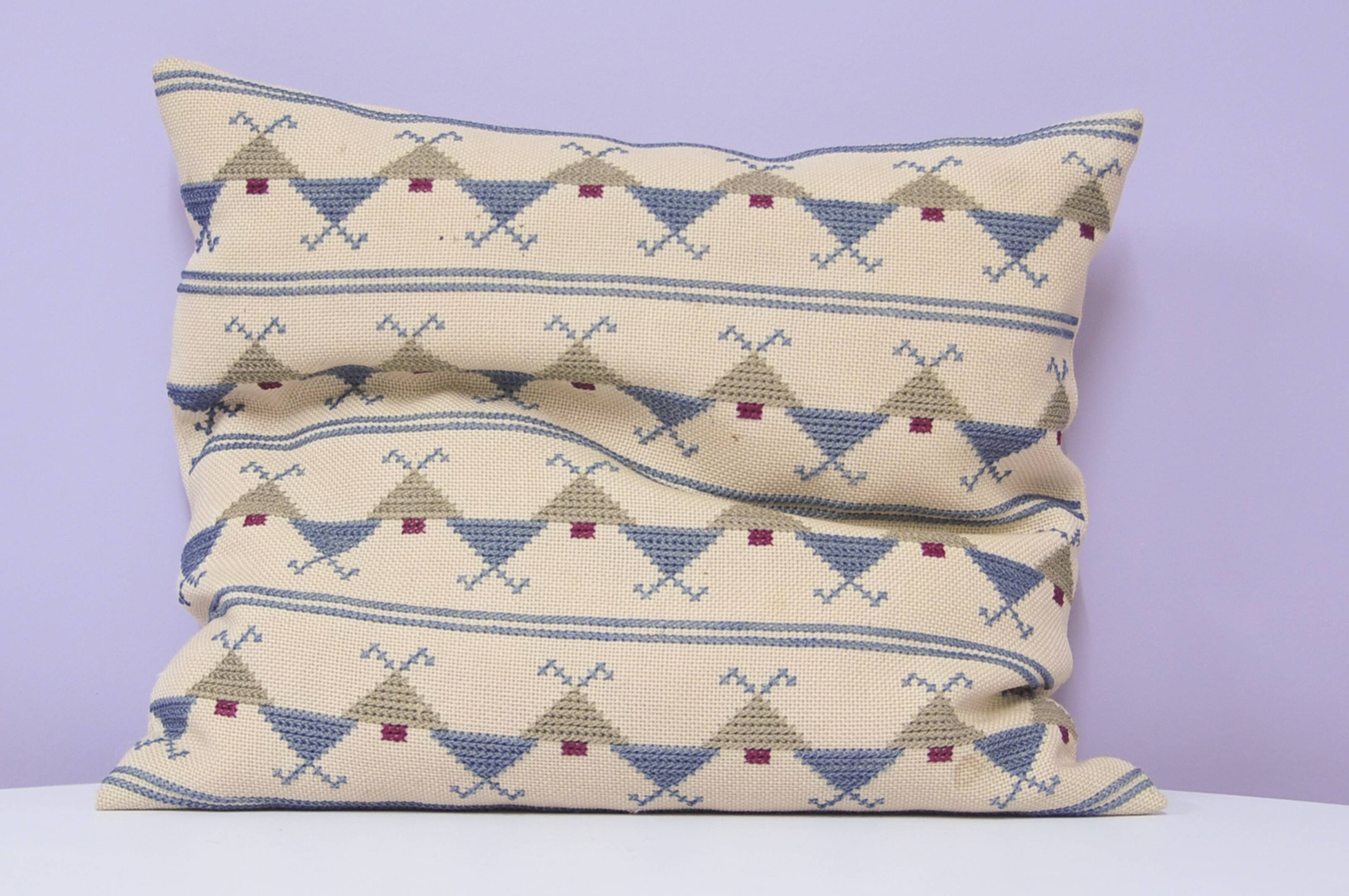 Coussin vintage beige brodé motif bleu