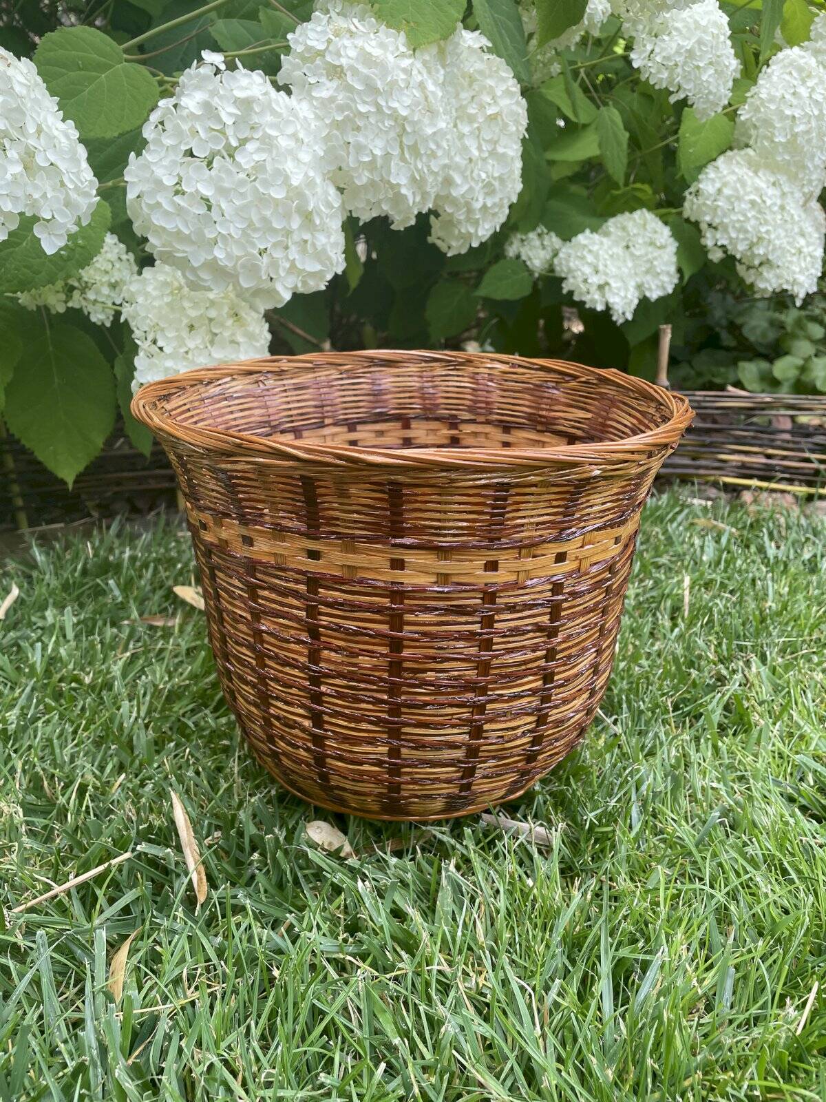 Bicolour wicker basket