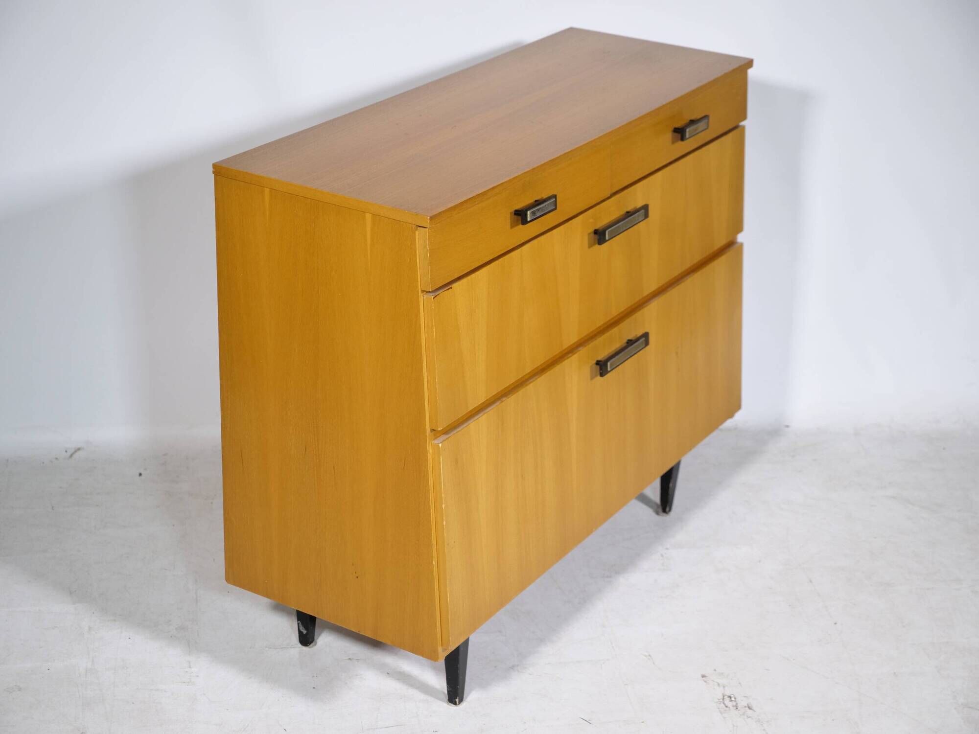 Cabinet à chaussures de style mid-century en bois d'orme, années 1960