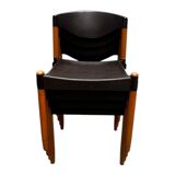Quatre chaises en plastique