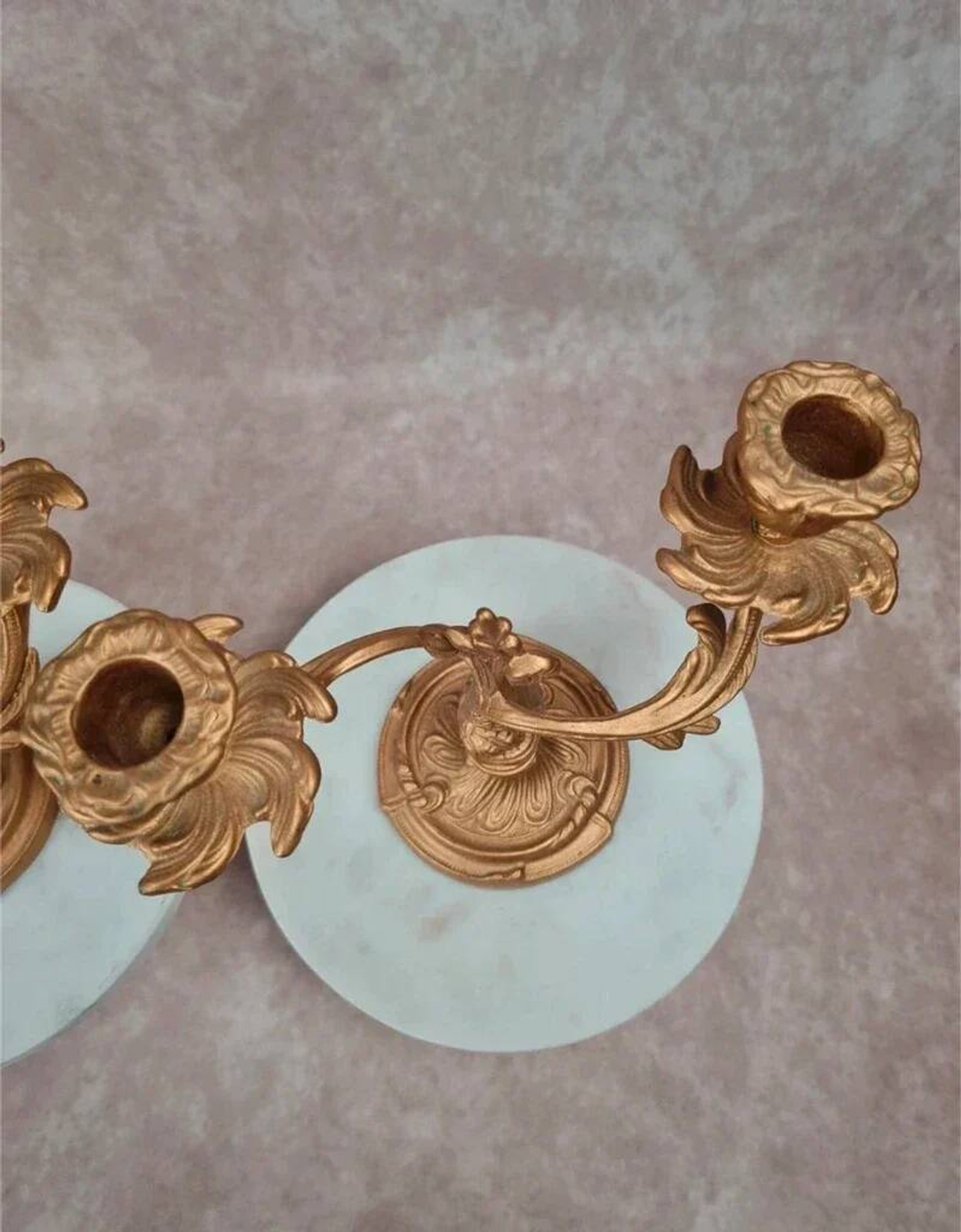 Paire de bougeoirs anciens dorés – style Louis Xv / Rocaille