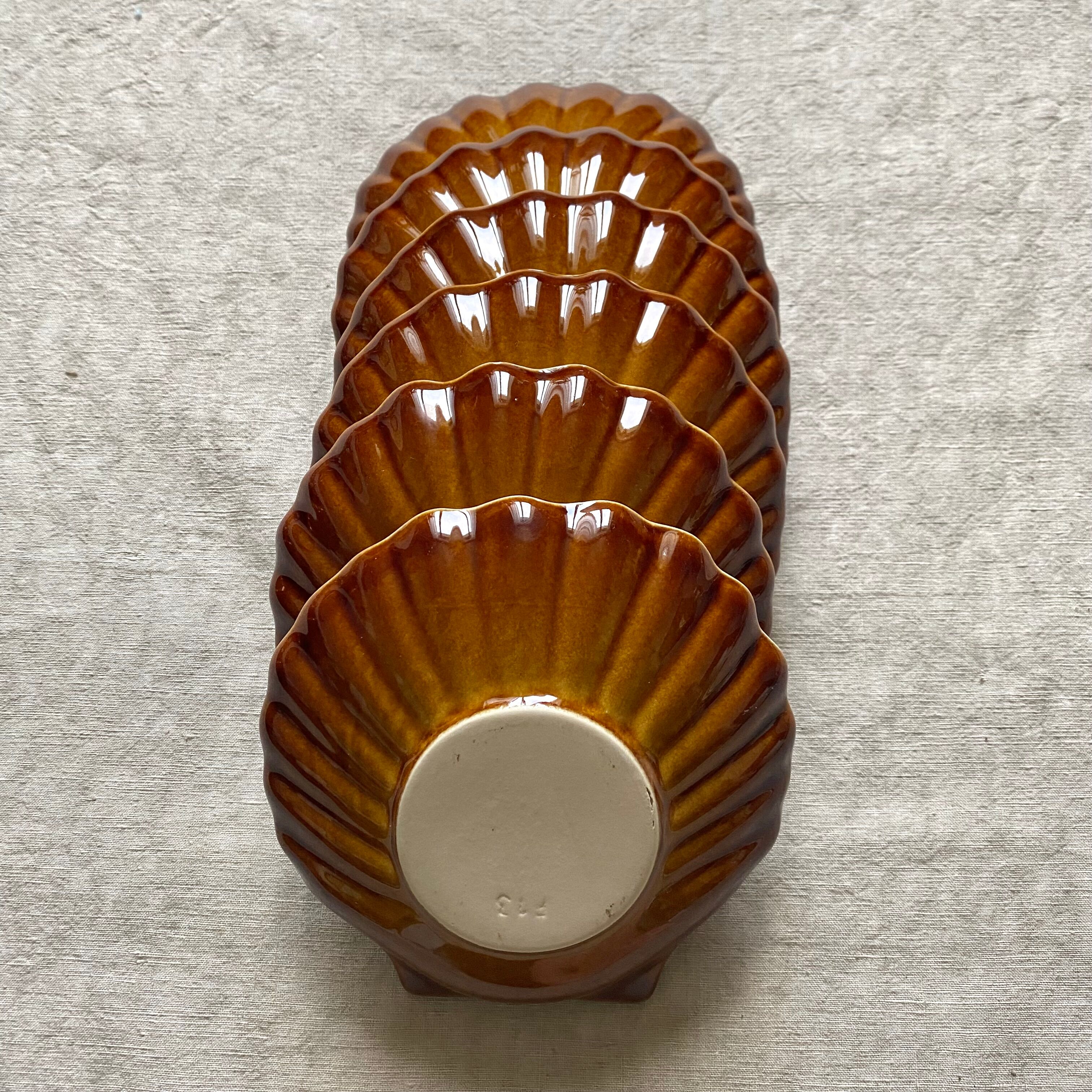 Beige and caramel ceramic scallops