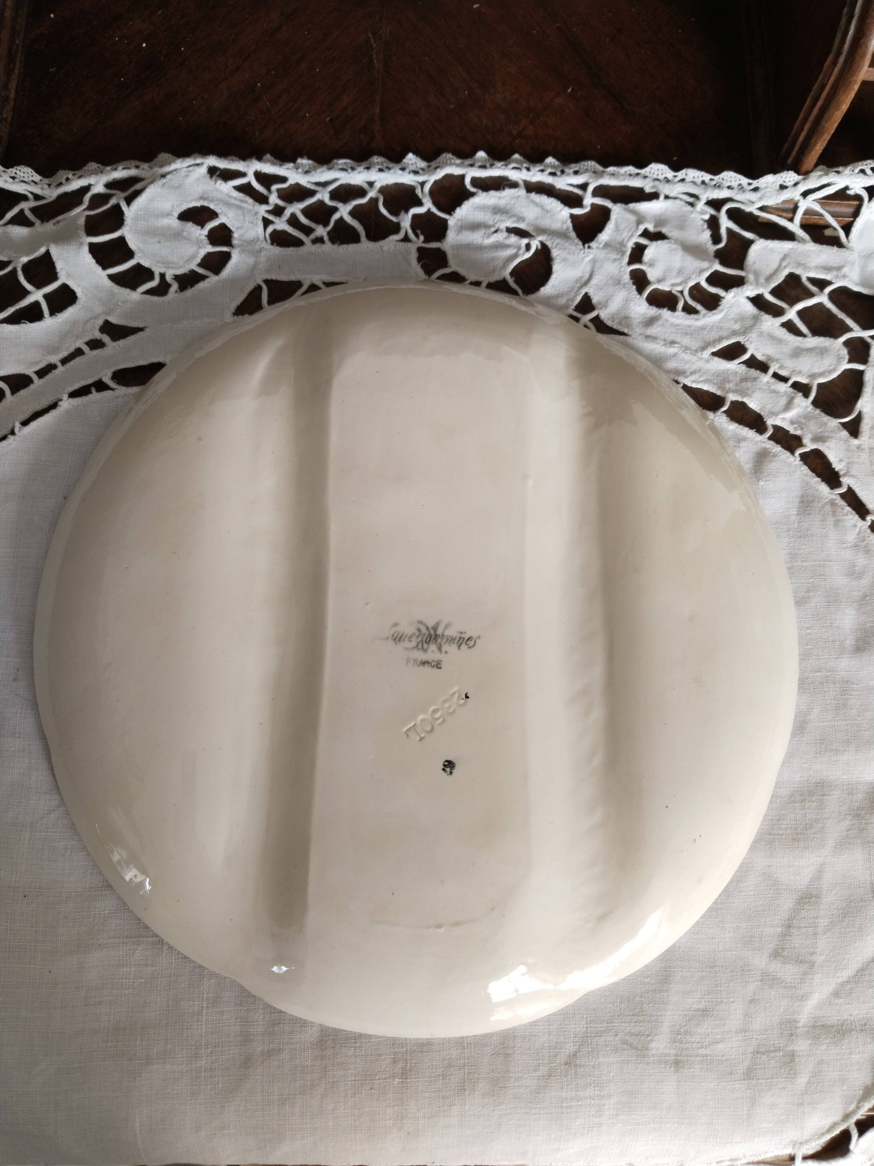 Asparagus plate, Sarreguemines earthenware, dark pink pattern