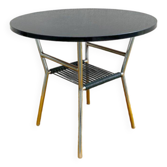 Round coffee table with black top and dark green scoubidou magazine shelf