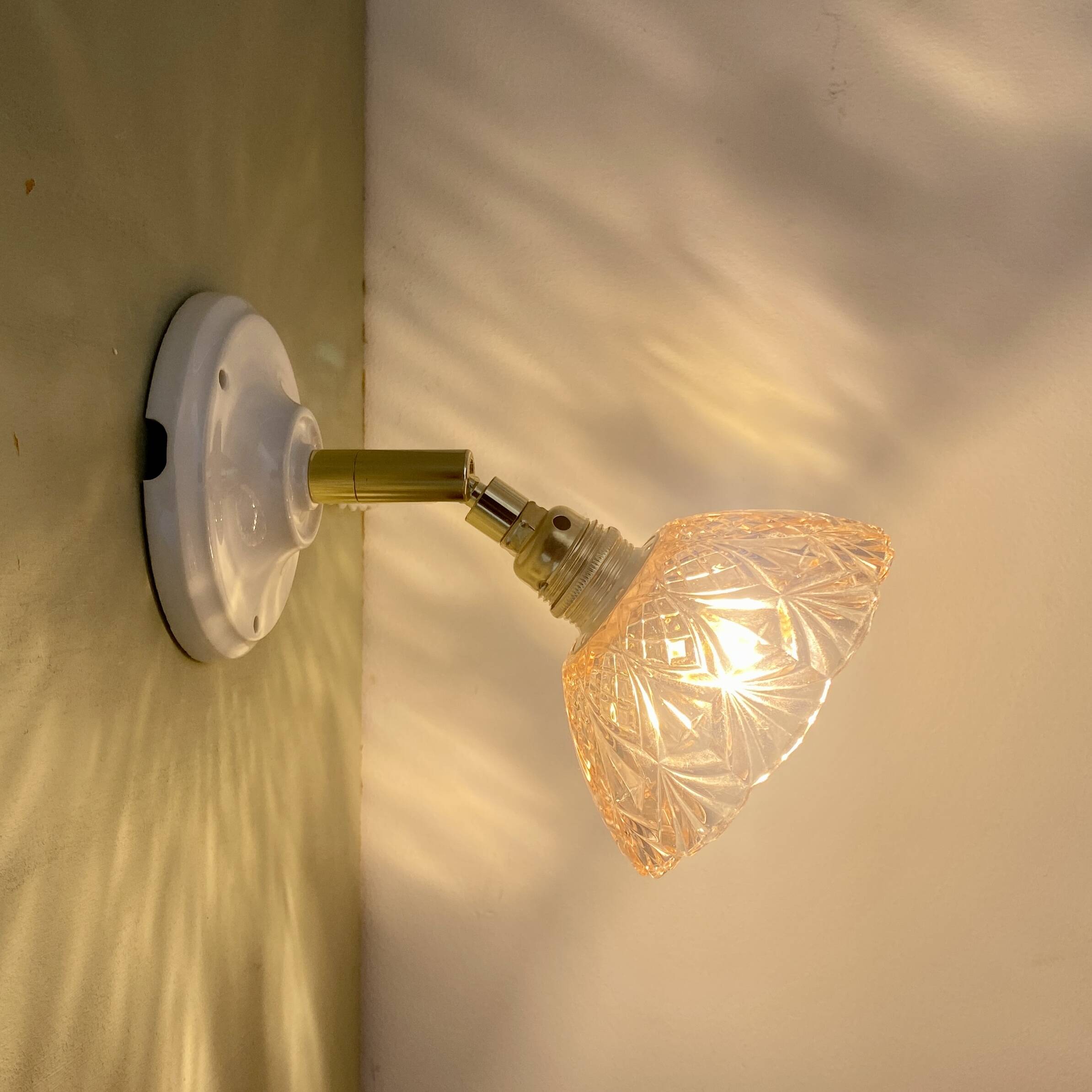Vintage lampshade wall light in pink glass - tableware collection -
