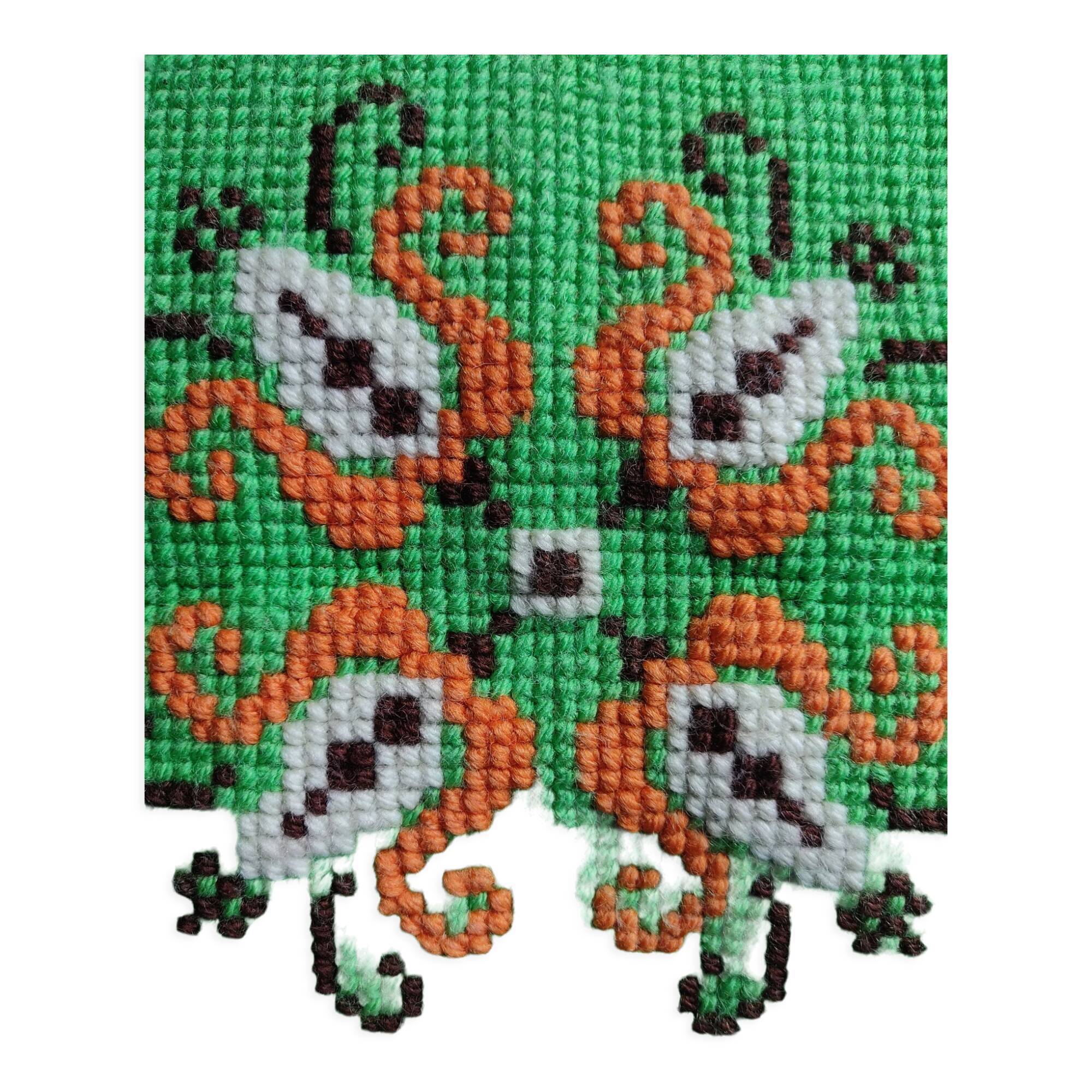 Coussin brodé canevas vintage