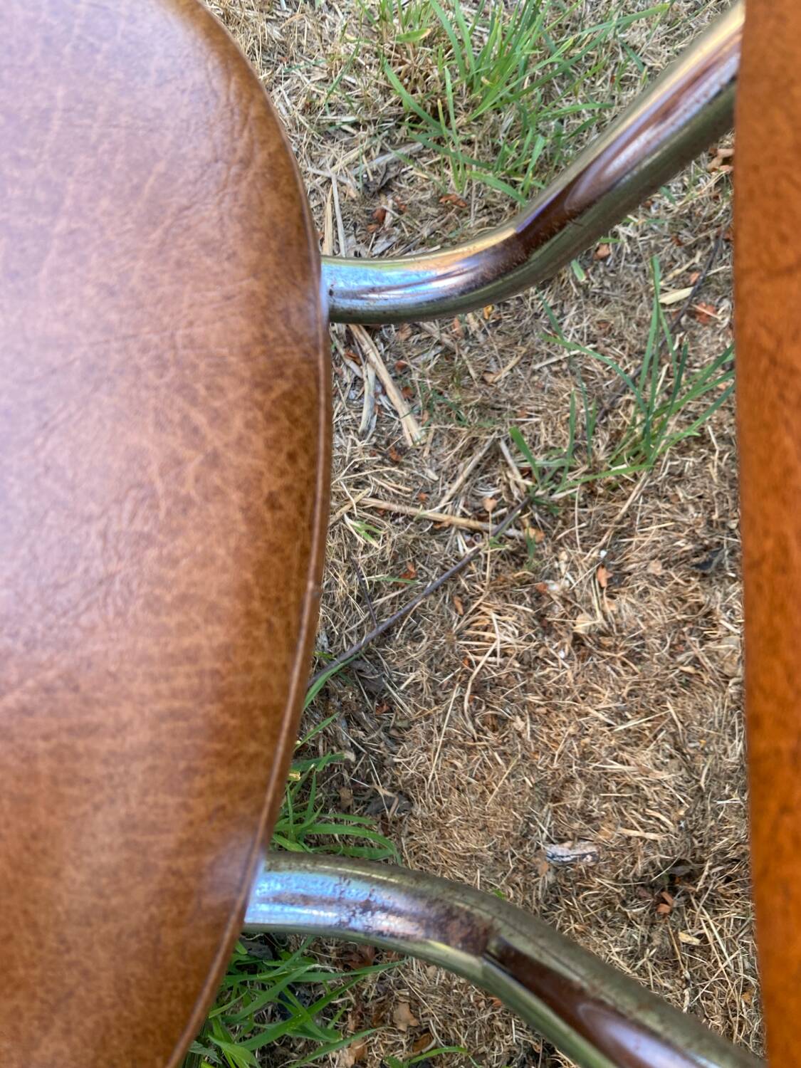 Two Tublac chairs in Skaï and chrome