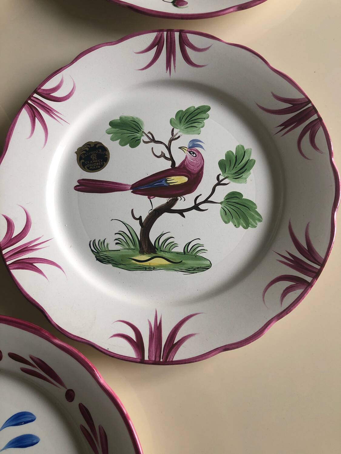 8 assiettes anciennes en faïence d’Art Clamecy décorée main