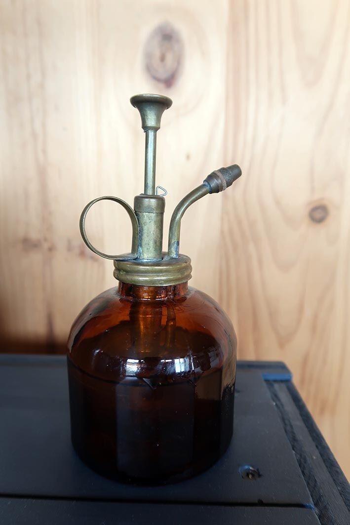 Tinted glass spray bottle