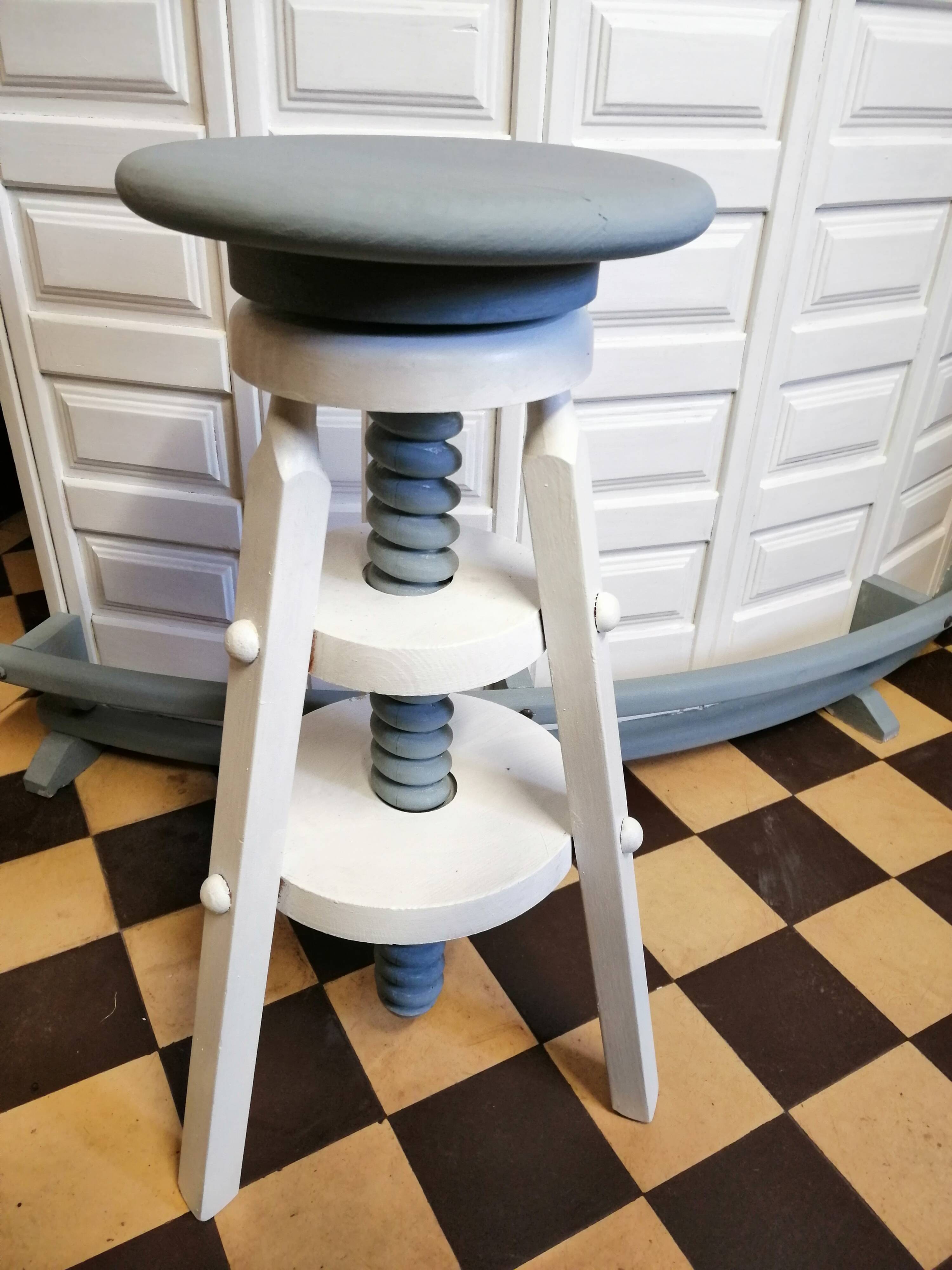 Bar with 4 stools to screw