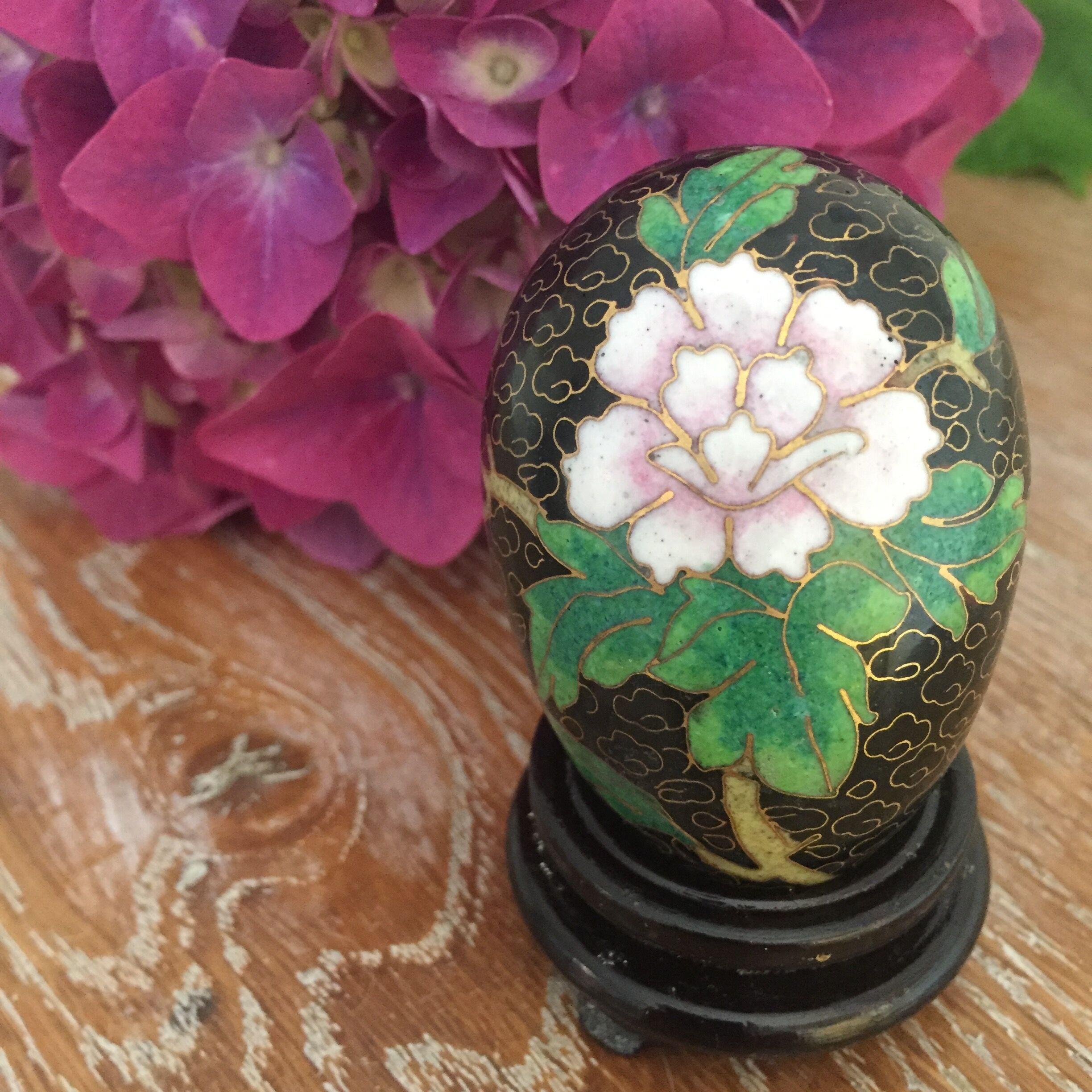 Batch of decorative partitioned eggs