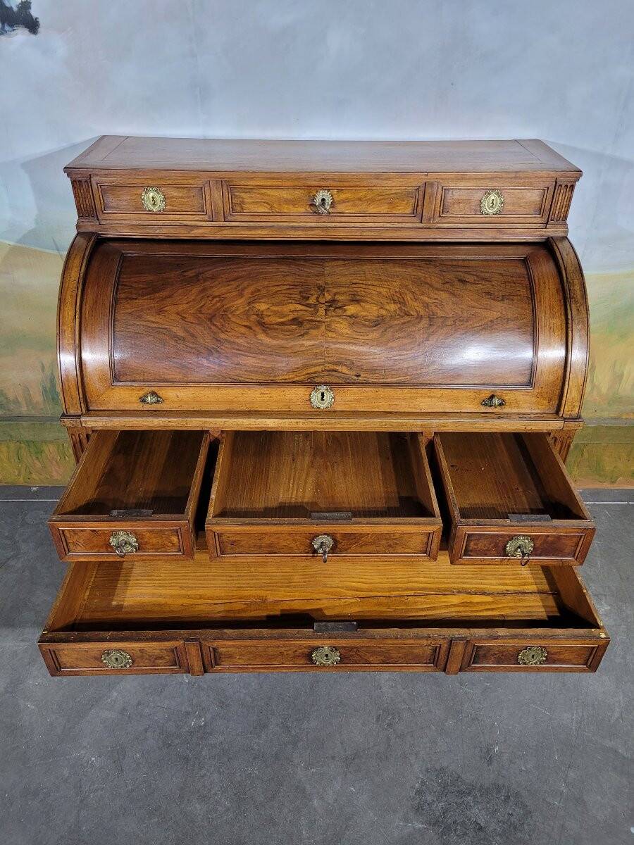 Bureau à cylindre époque Louis XVI en noyer