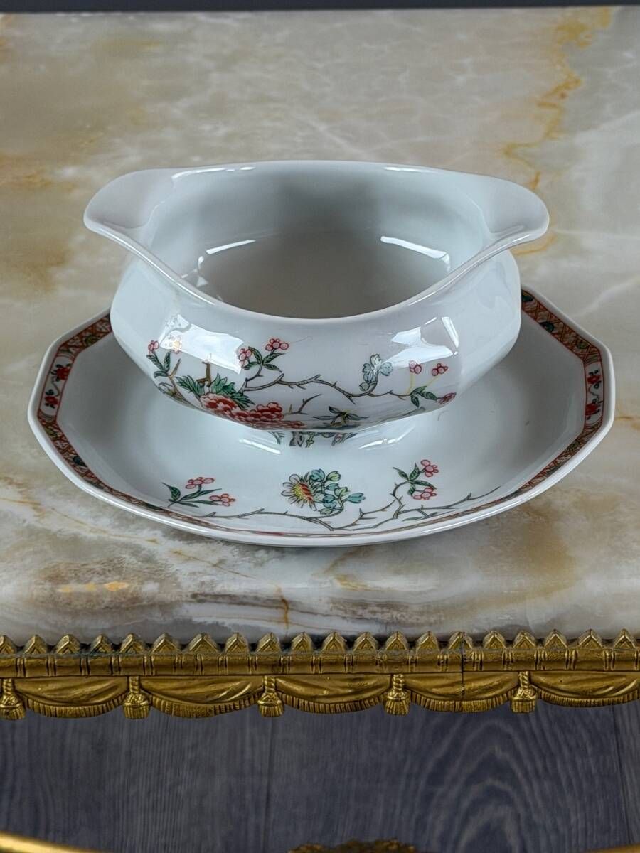Bernardaud Limoges table service, "Hong-Kong" model, 53 pieces, 20th century.