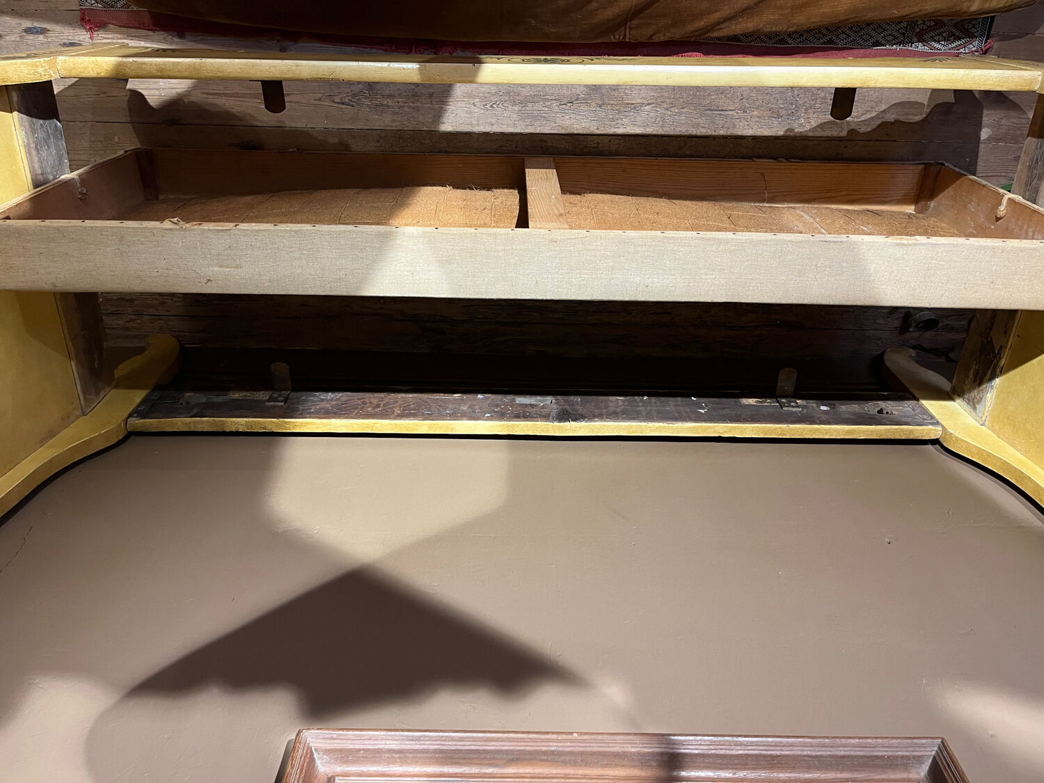 Bench 1900 swan head