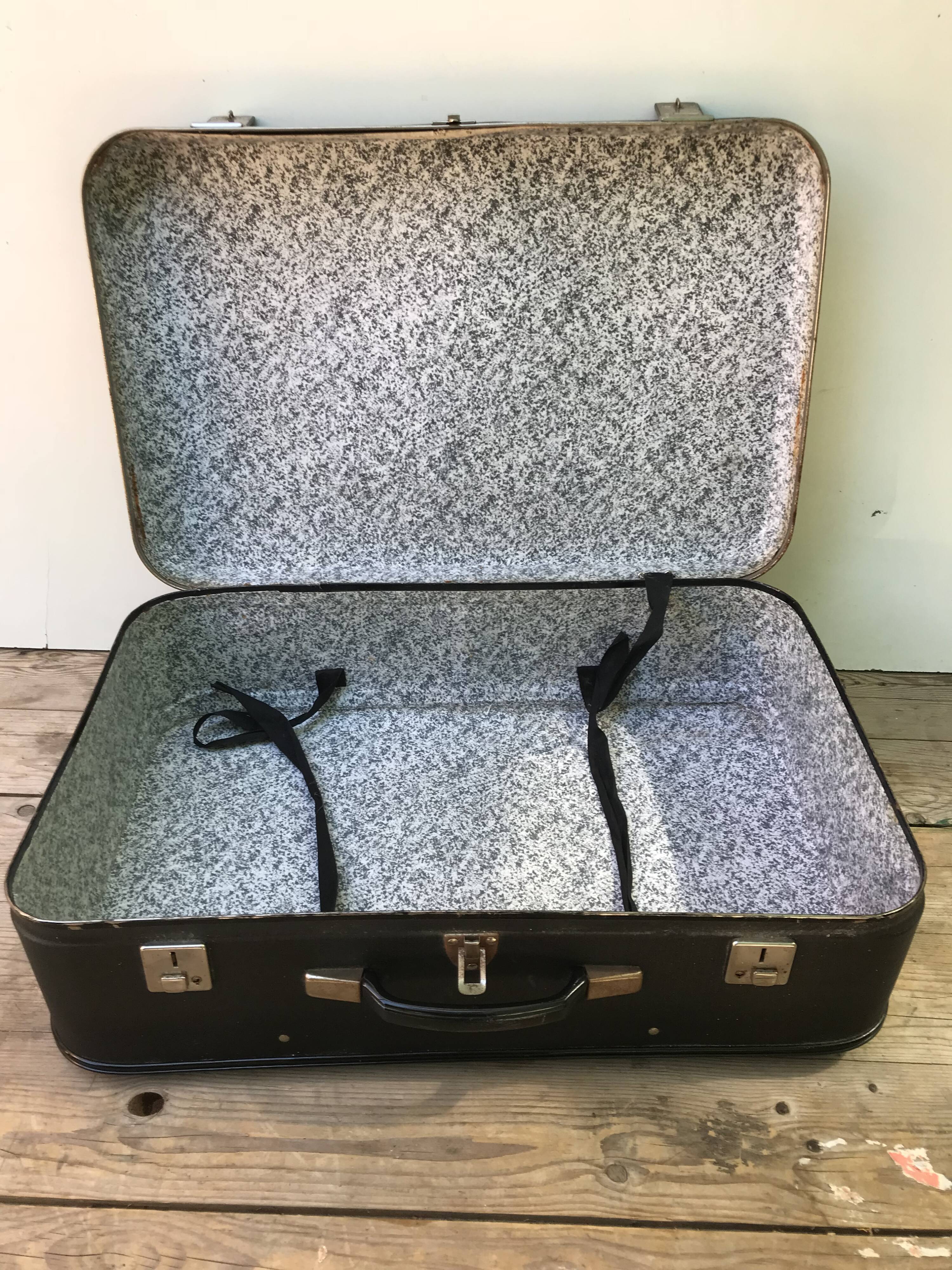 Old black suitcase with reinforcements & vintage bakelite handleOld suitcase black travel trunk + backup & handle bakelite vintage