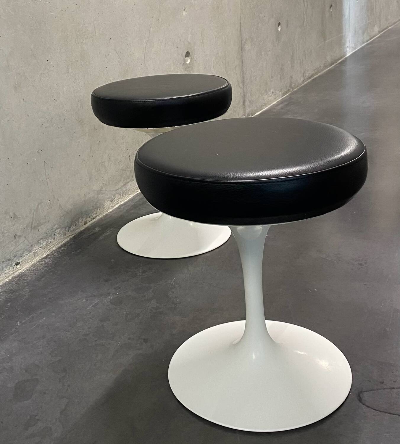 2x Eero Saarinen Tulip Stools black leather Knoll