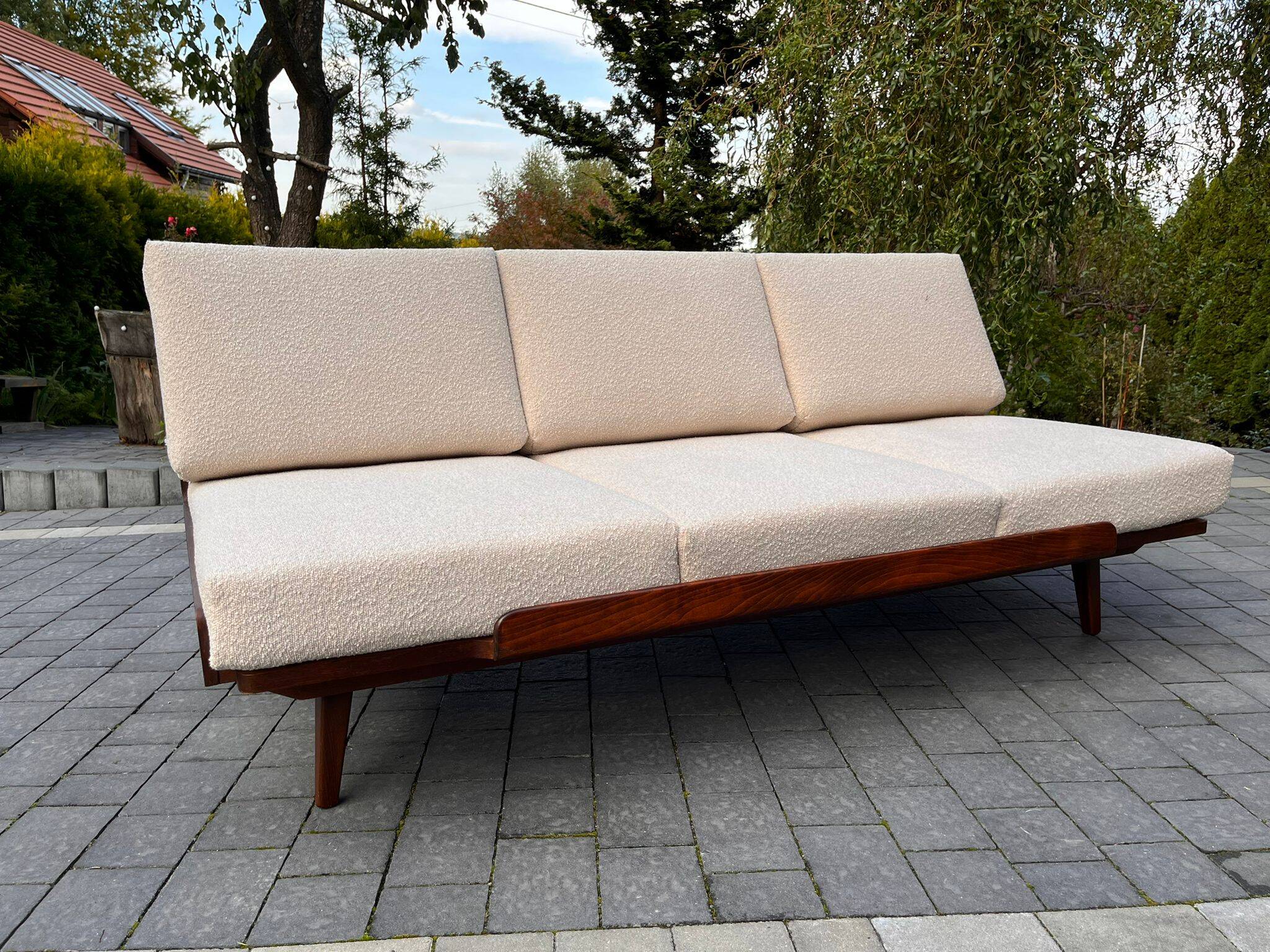 Canapé daybed en noyer et tissu bouclé par jitona sobeslav, vintage tchèque 1960s