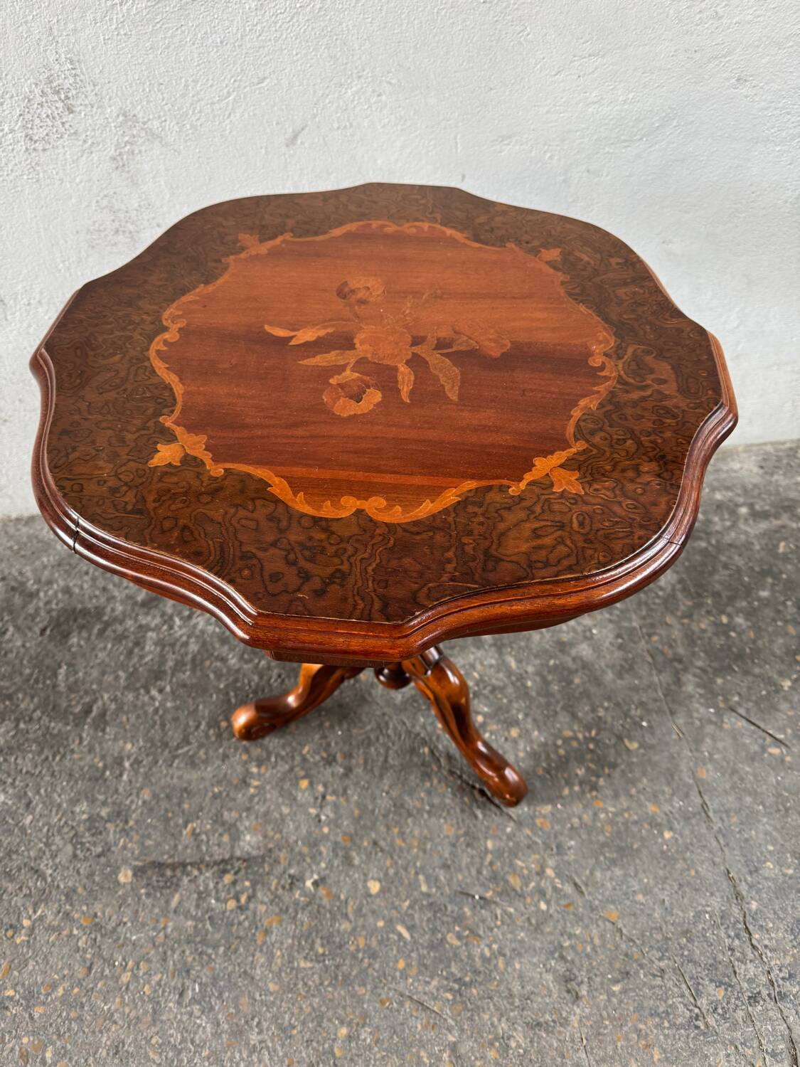Marquetry pedestal table