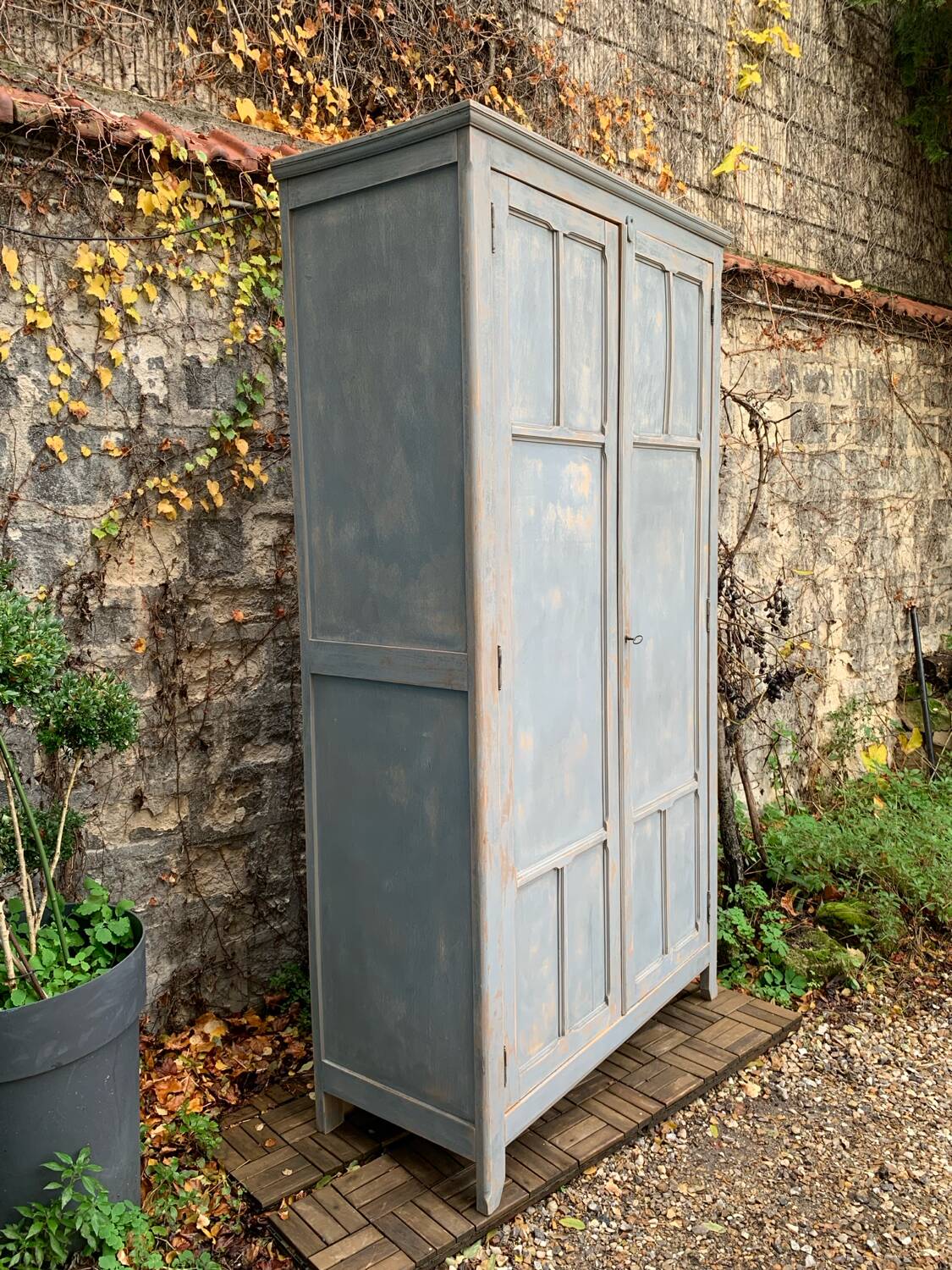 Armoire parisienne ancienne Luterma patine grise bleutée