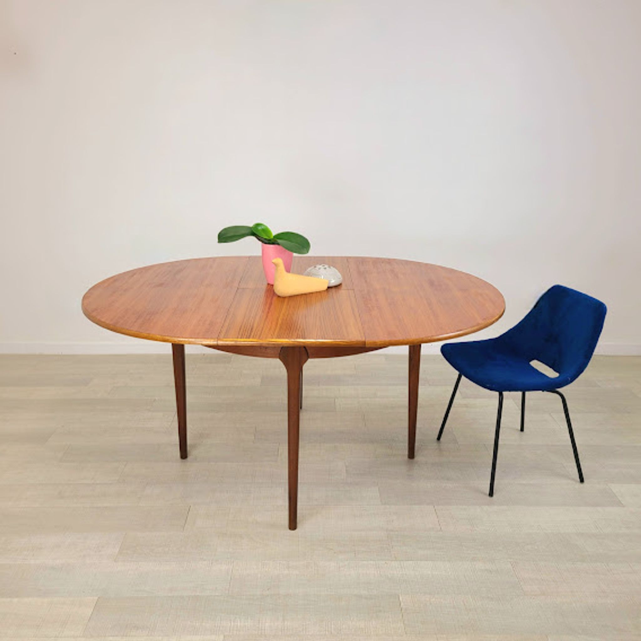 Round dining table McIntosh teak design Scandinavian 50s vintage