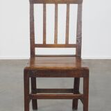 Chaise anglaise ancienne du XVIIIe siècle avec dossier fuselé et patine