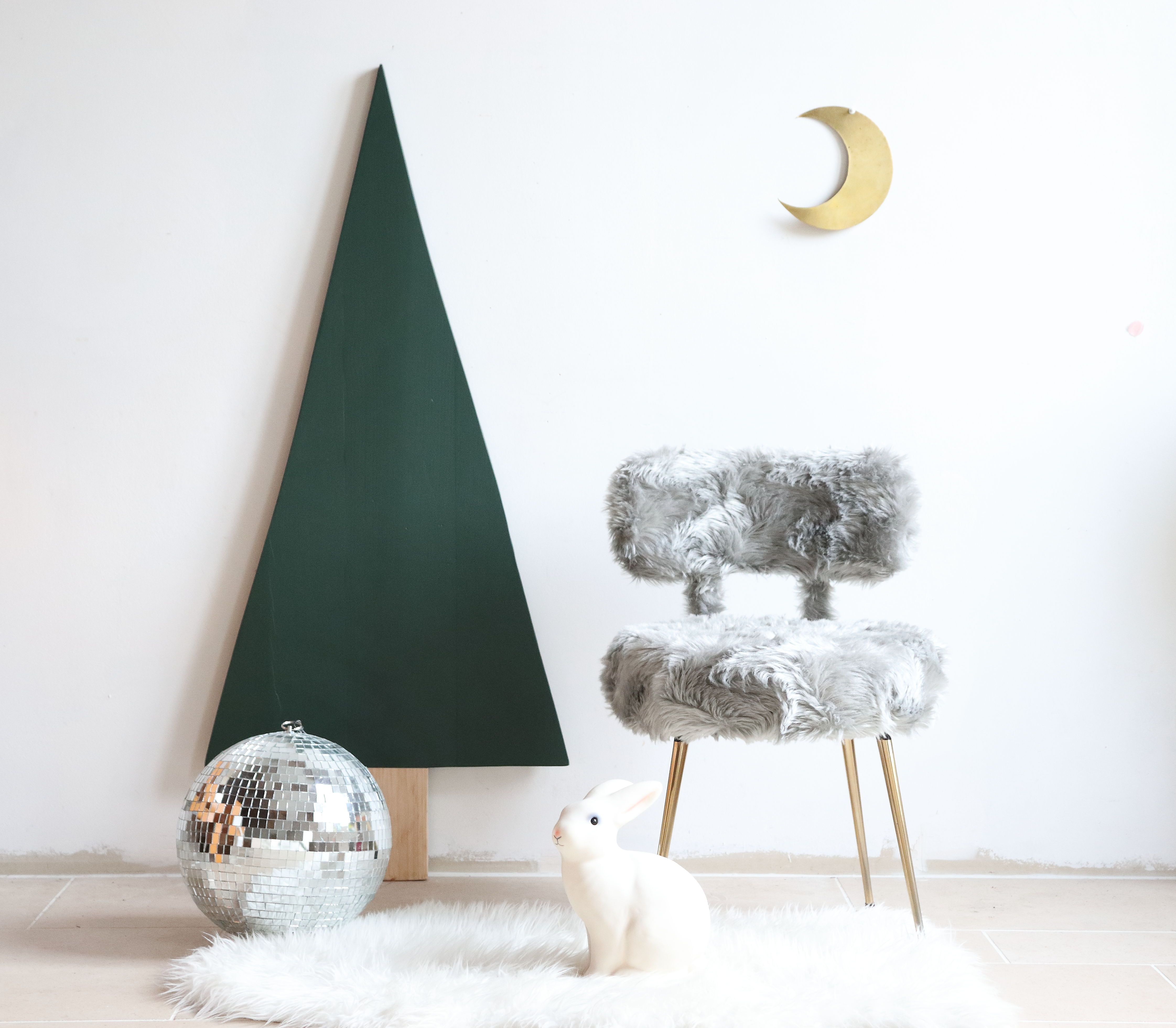 Pelfran mouldy chair in faux grey fur
