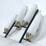 Paire de appliques à double lumière du milieu du siècle en laiton et verre opalin. Italie des années 1950