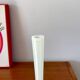 Vase en opaline jaune pâle élancé années 50-60