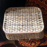 Picnic basket with woven wicker flaps