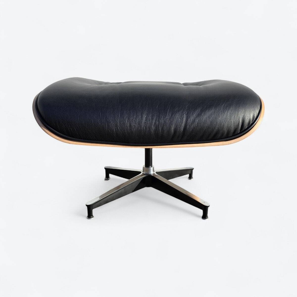 Fauteuil et repose-pieds hauts Herman Miller Original Eames, noir et chêne