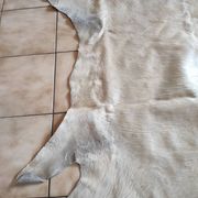 Carpet descent of vintage bed in cowhide 164x176 cm with white hair