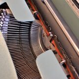 OLIVETTI LETTERA 32 typewriter with case