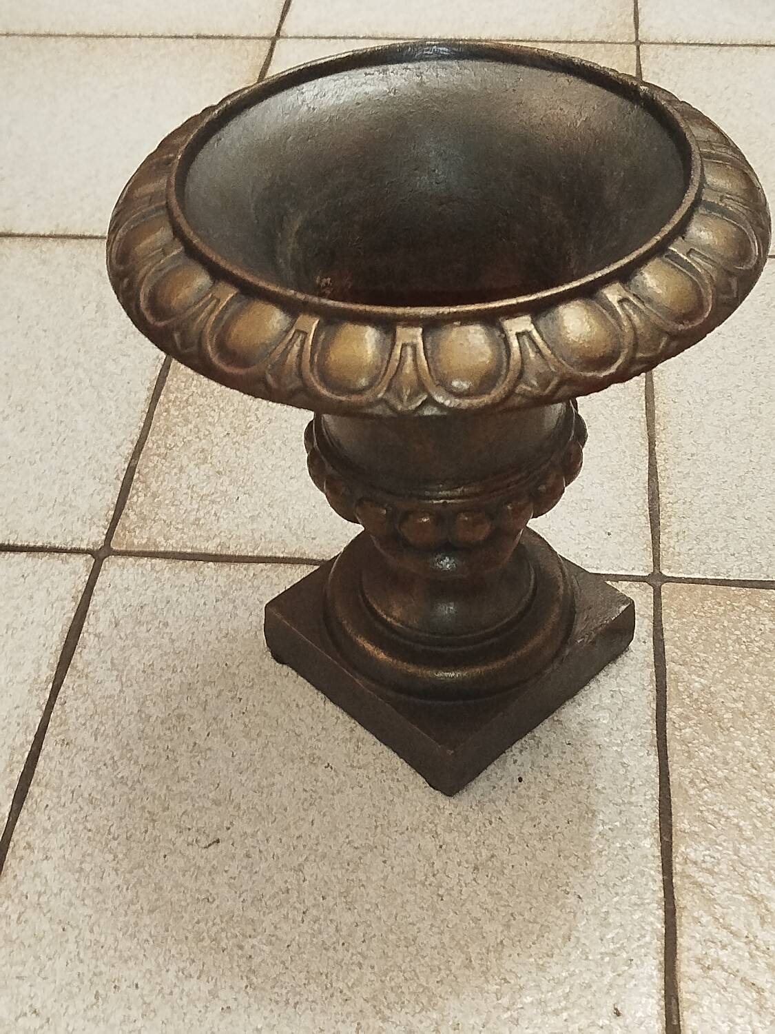 Medici vase 30 cm in cast iron 19th century  
Golden patina
