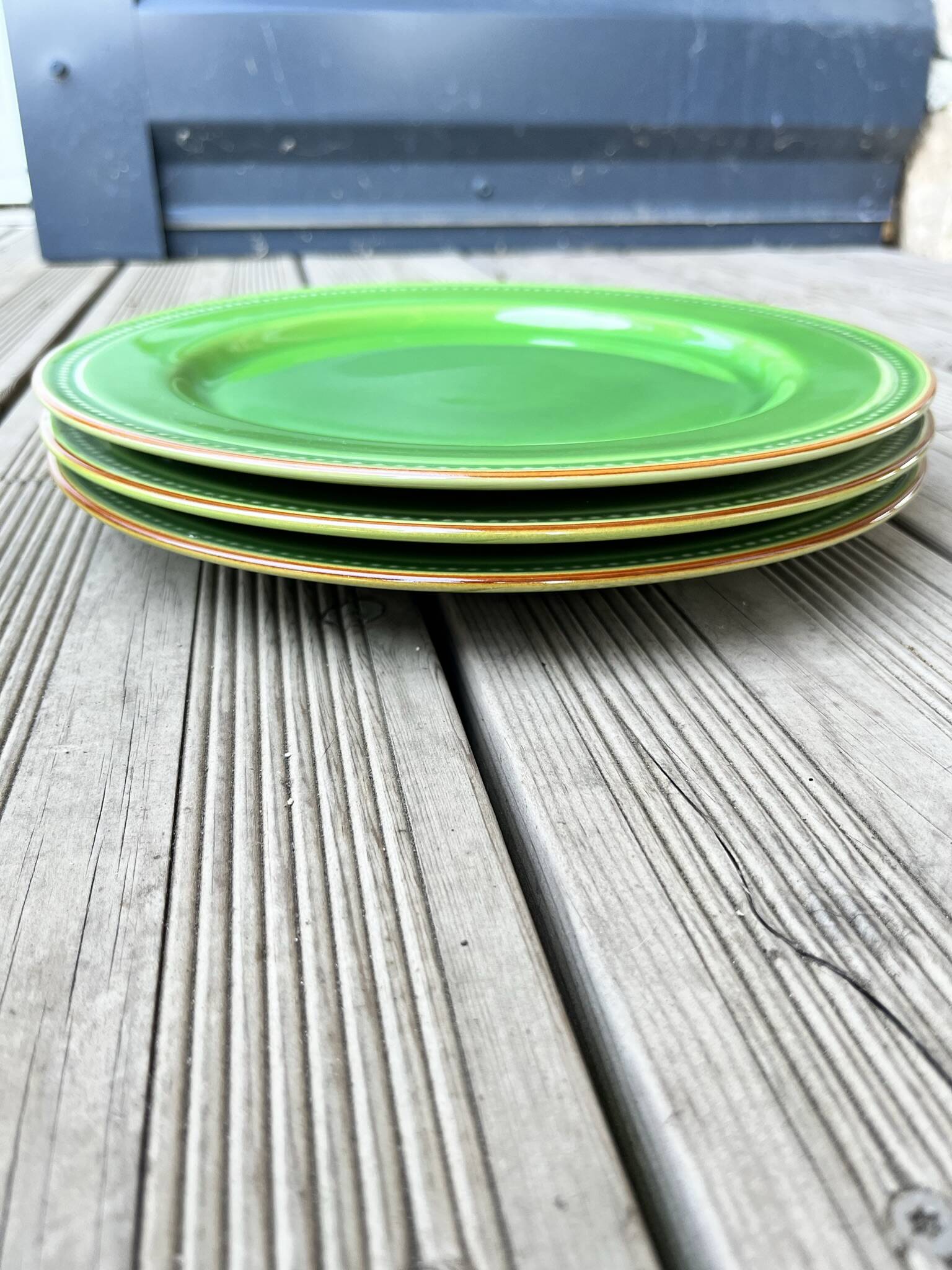 3 assiettes plates vertes