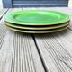 3 assiettes plates vertes