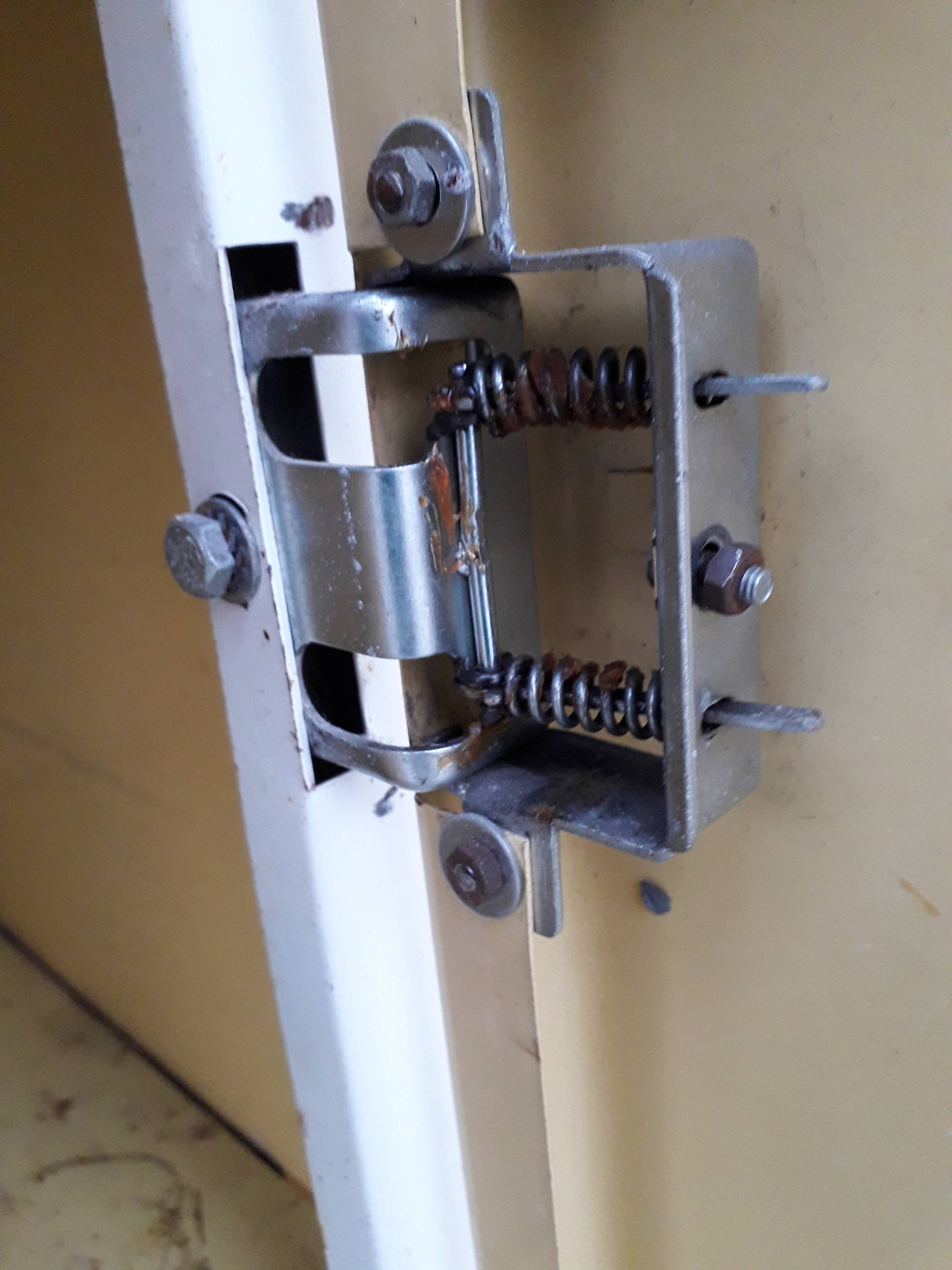 Small buffet 1 metal gate