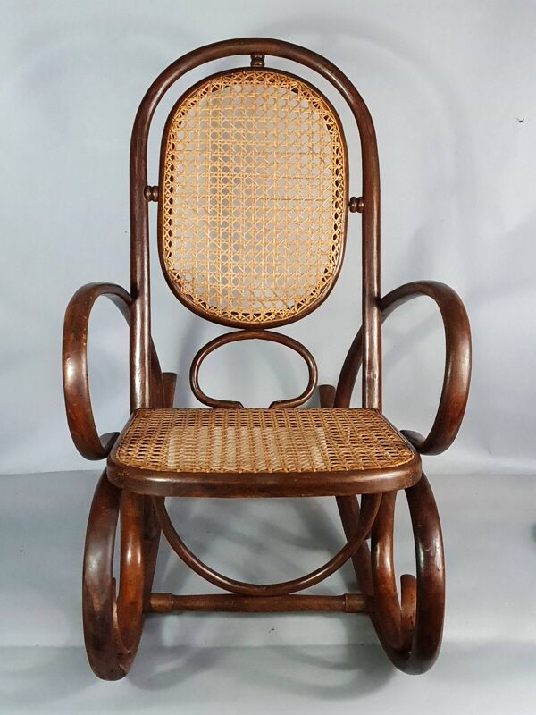 Ancien rocking chair bois courbé modèle enfant cannage récent D912