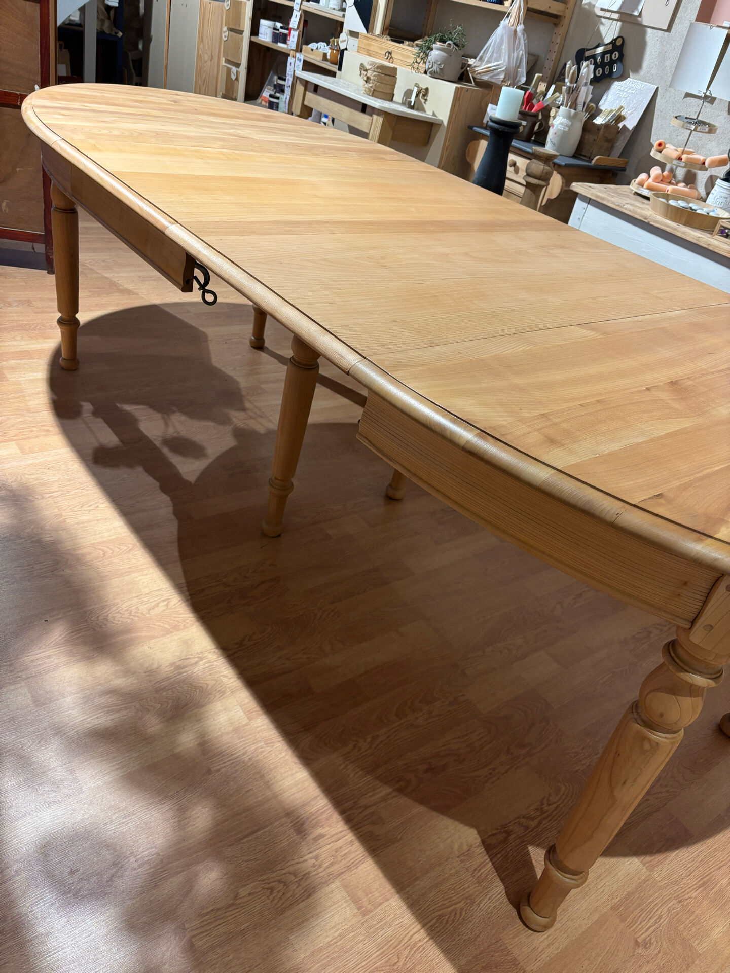 Table ovale en merisier naturel