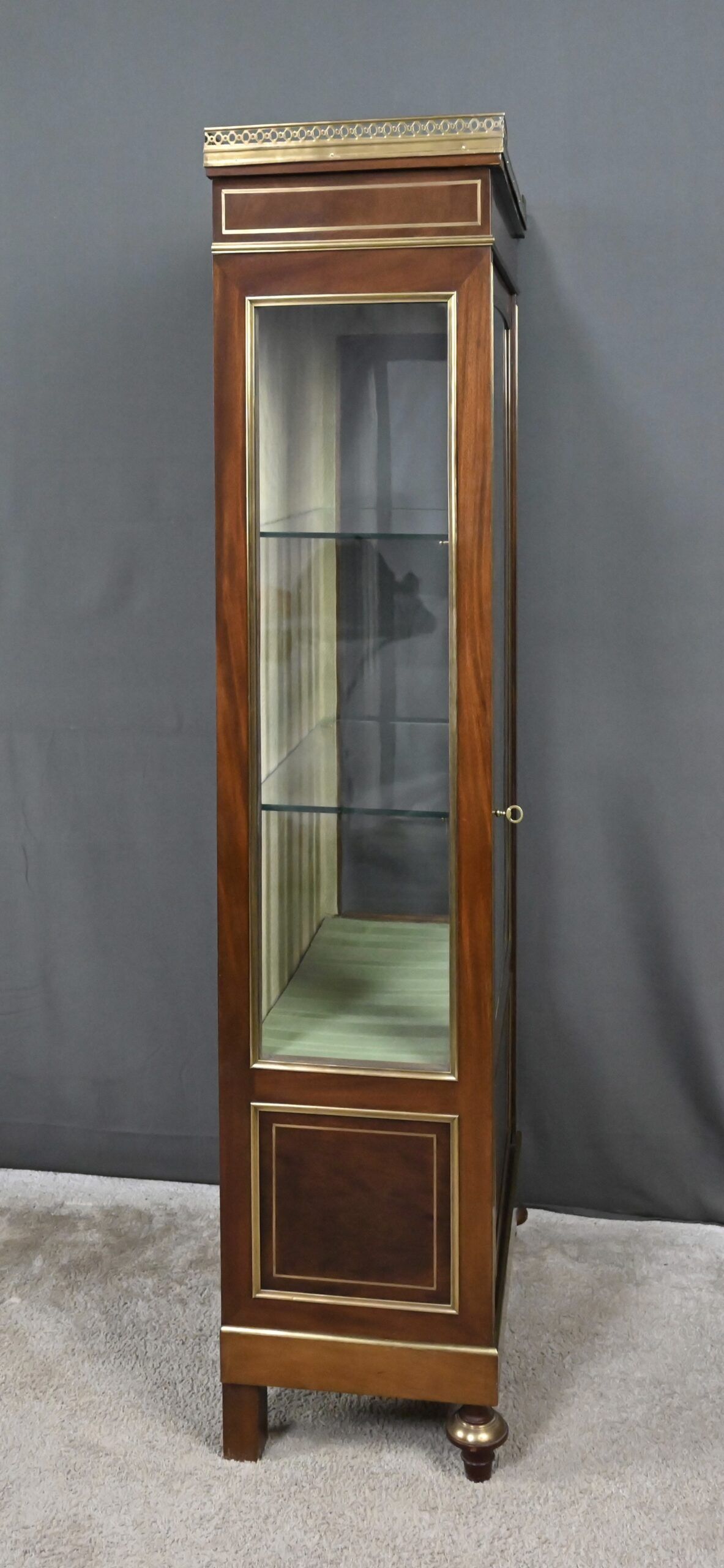 Vitrine en acajou, style Louis XVI – Début XXe