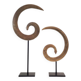 Pareja de tocados “Sanggori”, latón y cobre, tribal art, s. XX - Indonesia