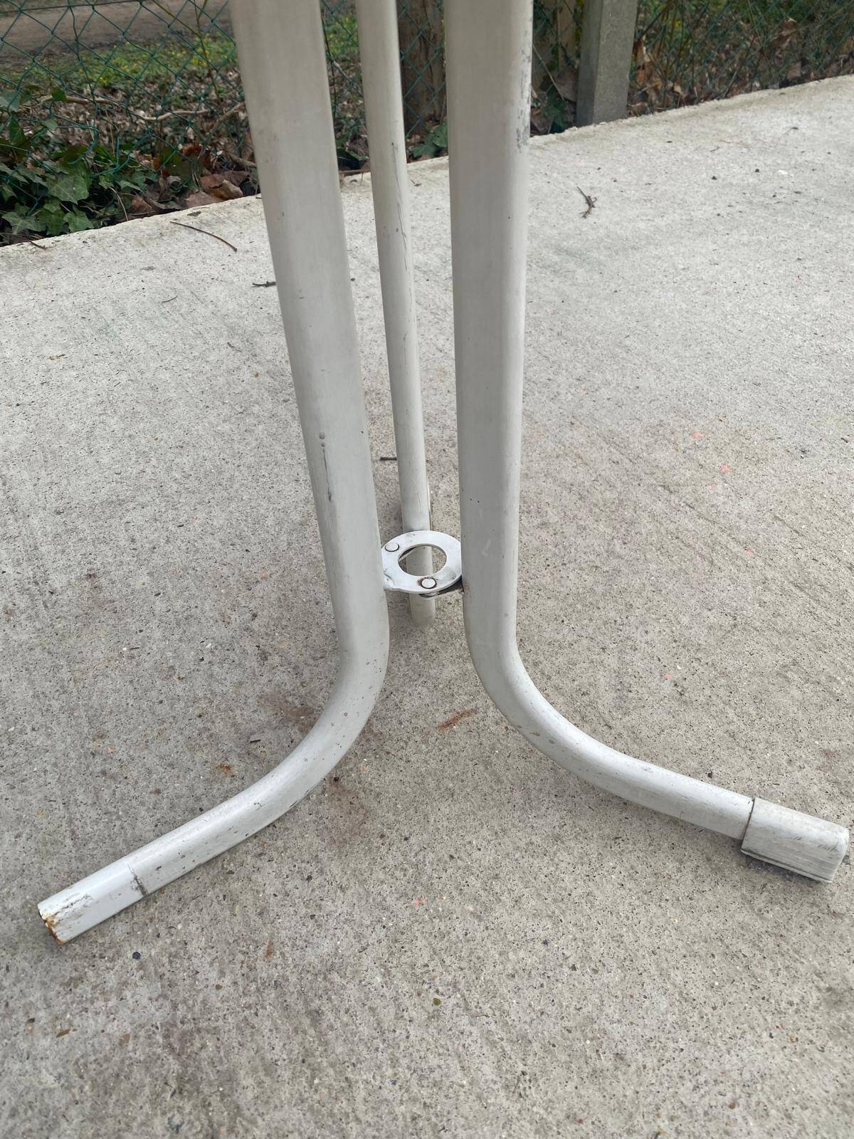 Round bistro table in wood and white steel with central tulip leg 60cm