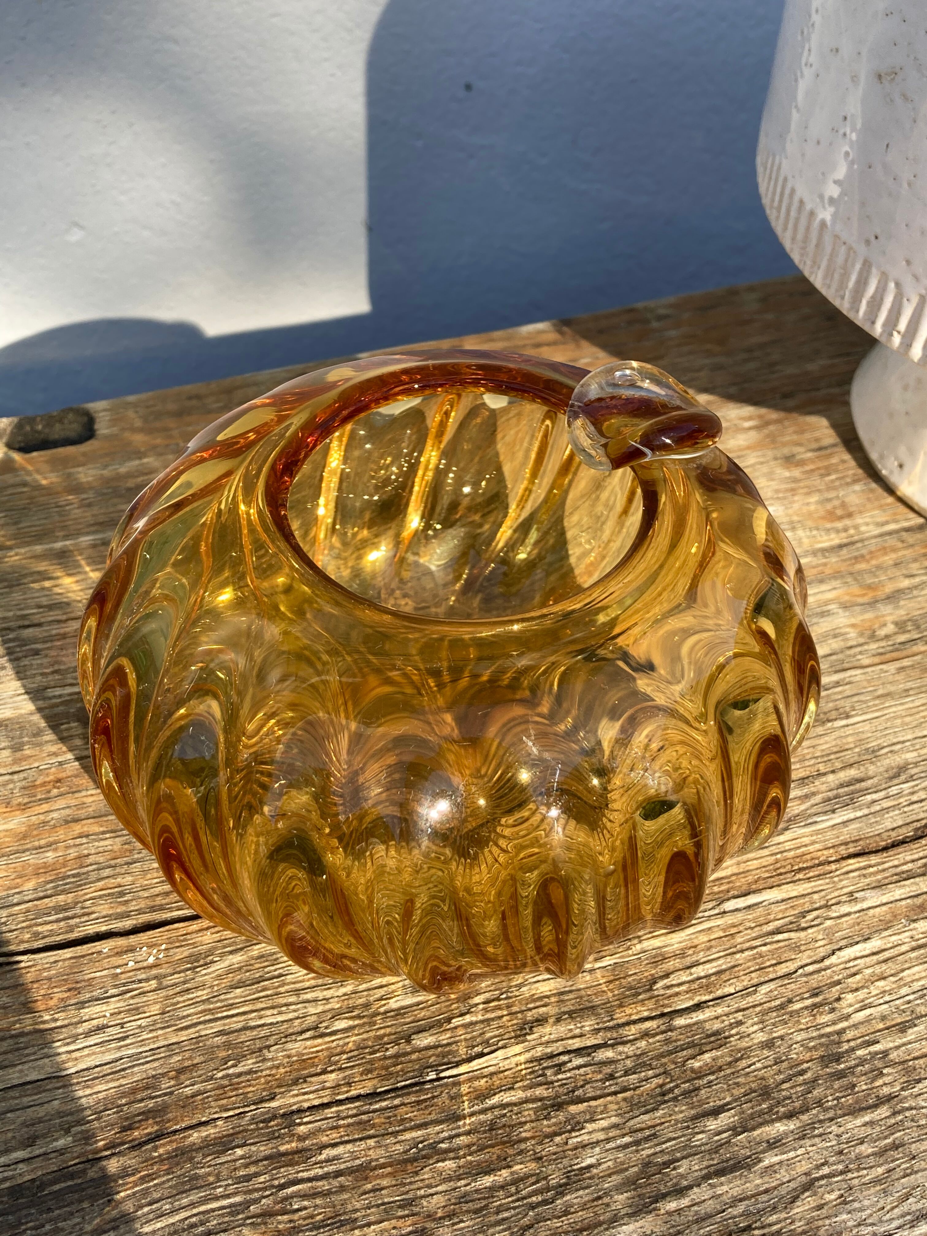 Cendrier en verre soufflé de Murano ambré marron boule torsadé