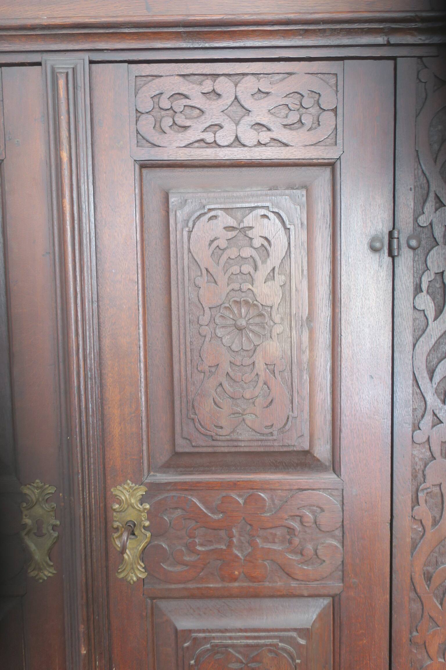 Armoire de ferme en chêne sculpté antique, 1780
