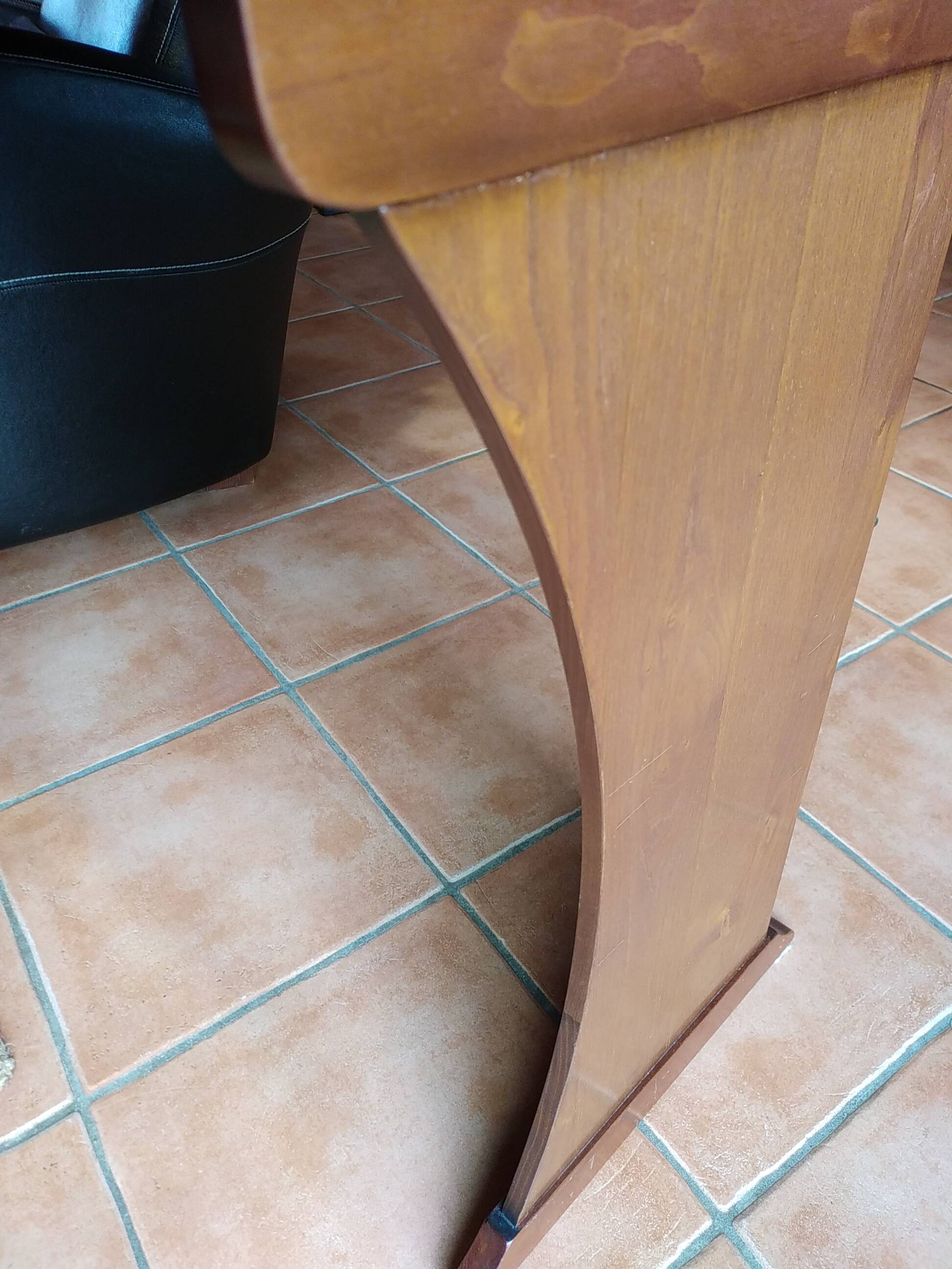 Wall-mounted writing table in cherry wood. retractable.