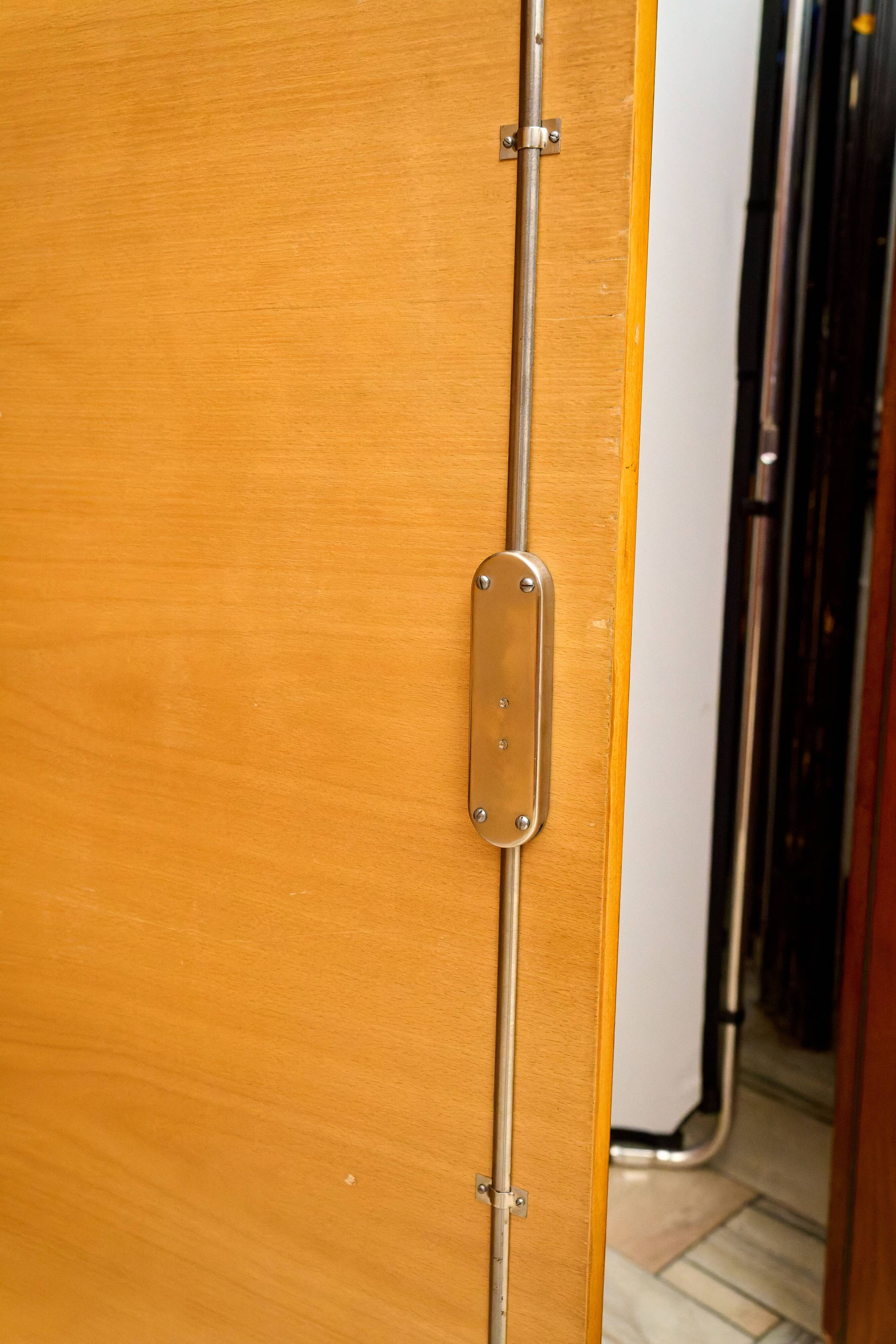 Armoire à deux portes conçue par Mojmír Požár, Tchécoslovaquie, années 1960.