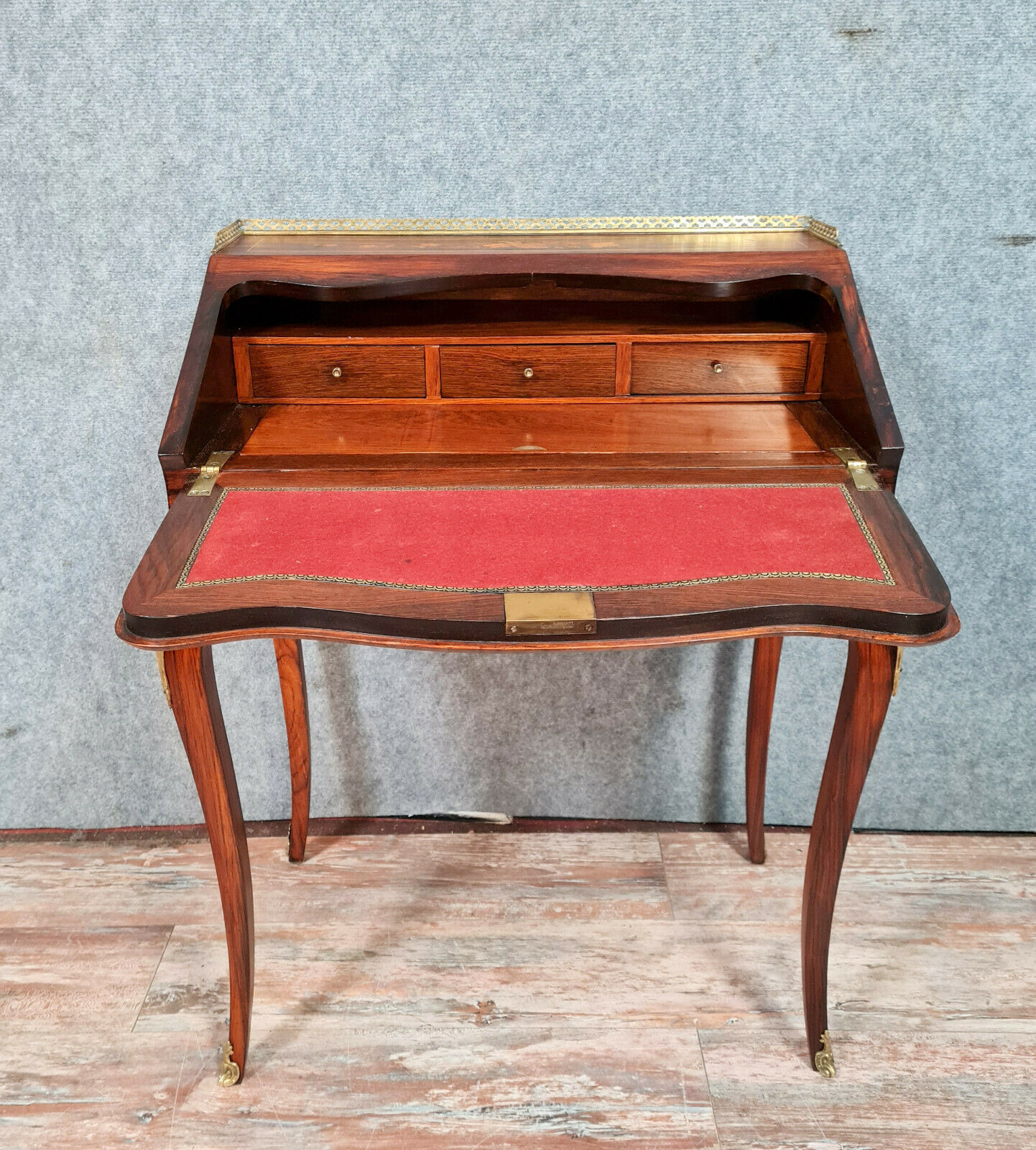 Bureau scriban de pente louis xv galbé en marquèterie vers 1850-1880