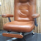 Design armchair in leatherette.