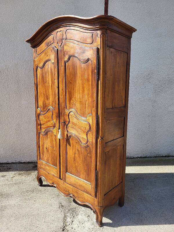 Armoire louis xv en noyer chapeau de gendarme